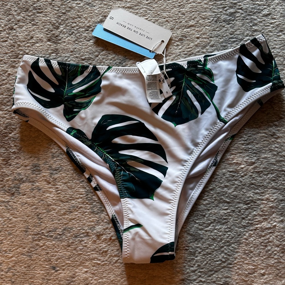 Cupshe bottoms with monstera print